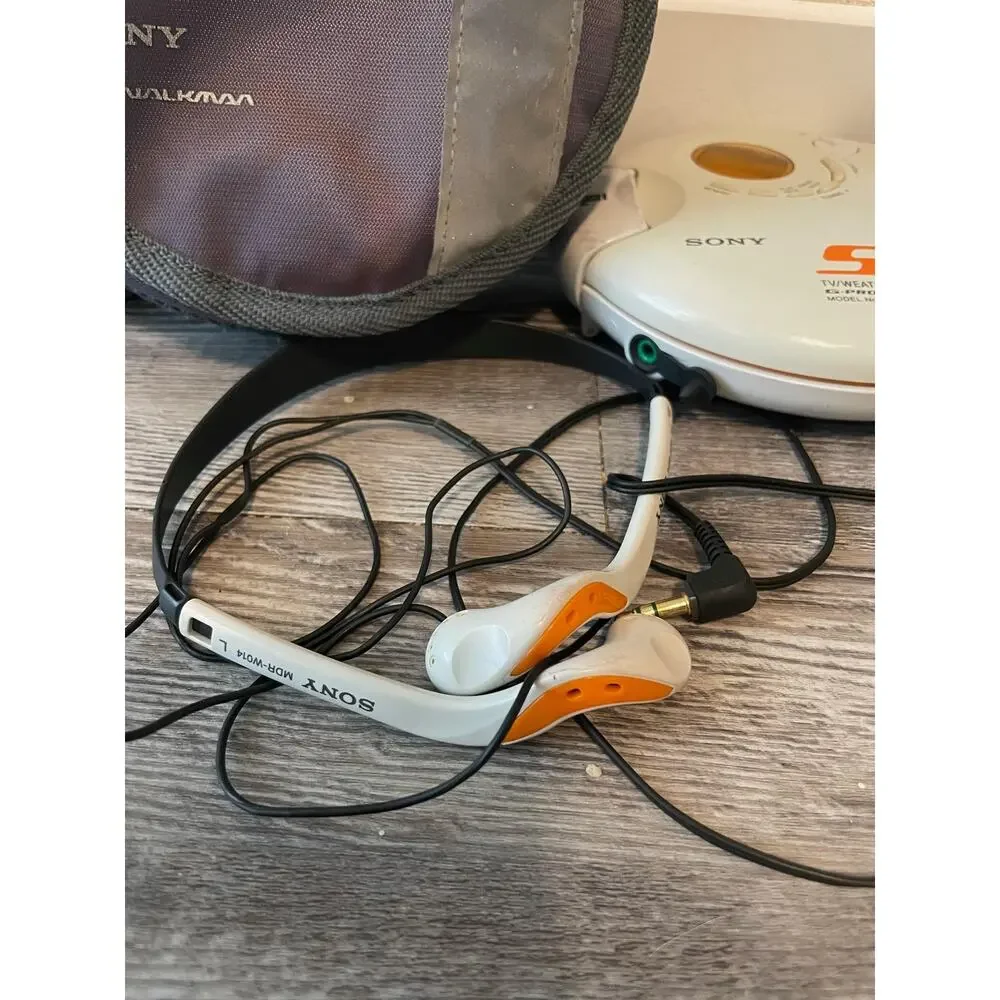 Sony Walkman D-FS601 S2 Portable CD Player FM AM OEM Headphones Carrying Case
